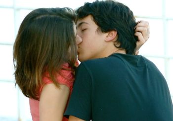 चुम्बनबाट पनि सर्न सक्छ यौन रोग