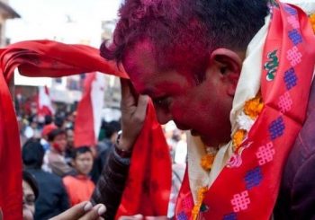 पूर्व स्वास्थ्य मन्त्रीले हराए डाक्टरलाई (हेर्नुहोस भिडियो सहित)