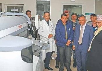 बिरामीको खल्तीमा भन्दा उपचारमा ध्यान दिनुस  : ओली