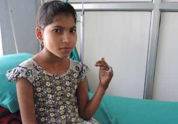 कुष्ठरोगीबारे सर्वेक्षण गर्दै