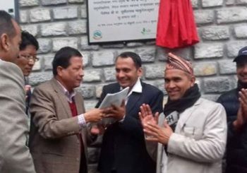 बझाङ जिल्ला अस्पताललाई निक साइमन्सको आवासगृह