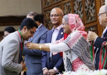 बङ्गलादेशको प्रधानमन्त्री गोल्ड मेडलबाट डा. पन्थी सम्मानित
