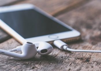के तपाई धेरै एयरफोन लगाउनुहुन्छ–हुनसक्छ बहिरोपन