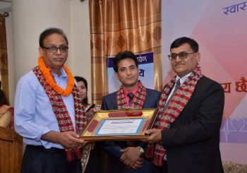 स्वास्थ्य दर्पणको छैटौ वार्षिकोत्सवमा ४ चिकित्सक सम्मानित