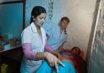 हङकङका नेपालीले गरे क्यान्सर पीडितलाई आर्थिक सहयोग