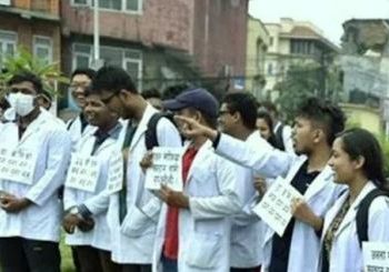 माइतीघरमा ओपिडी सेवा दिदै प्रर्दशन पनि