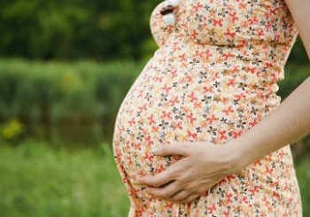 गर्भवती महिलालाई प्रोत्साहन स्वरुप अण्डा वितरण
