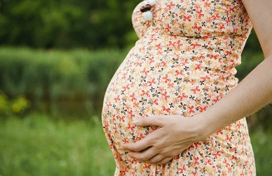 गर्भवती महिलालाई प्रोत्साहन स्वरुप अण्डा वितरण