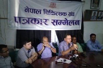 केदारबहादुर अधिकारीलाई स्वास्थ्य सचिवबाट फिर्ता गर्न चिकित्सक संघको माग