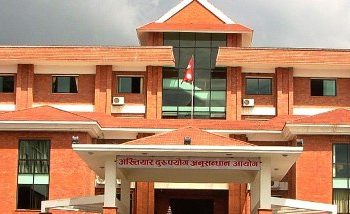 घुस सहित पक्राउ परेका जनस्वास्थ्य अधिकृत गुप्ताको अनुसन्धान जारी