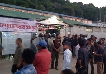 अस्पतालको सेवा पुनः सञ्चालनको माग गर्दै स्थानीयबासिन्दा आन्दोलित