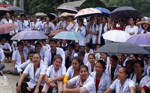अवैध शुल्कको विरोधमा चिकित्सा शिक्षाका विद्यार्थीको निरन्तर आन्दोलनः तर, भएन सुनुवाई