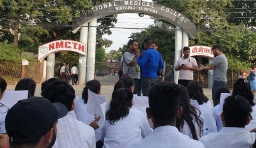 धर्नामा बसेका मेडिकल कलेजका विद्यार्थीलाई कलेज प्रवेशमा रोक