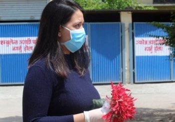 कोरोना जितेर टेकु अस्पतालबाट २७ दिनपछि डिस्चार्ज भइन् प्रसिद्धि