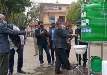 उपत्यकाभित्र ५० र सिरहाका २५ ठाउँमा धारालाई नछोई हात धुन सकिने स्टेसन स्थापना, ललितपुर प्रहरी परिसरबाट सुभारम्भ