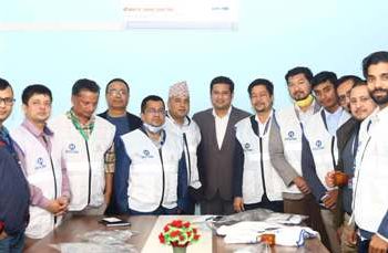 चिकित्सक संघलाई ज्याकेट हस्तान्तरण