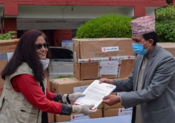 कोरोना संकटमा सघाउन सेभ द चिल्ड्रेनद्वारा सरकारलाई साडे १७ सय पीपीई हस्तान्तरण