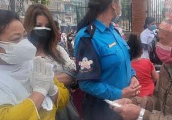 कांग्रेस नेता स्व. जोशीकी धर्मपत्नीले घरघर पुगेर बाढिन् सेनीटाइजर र १५ सय मास्क