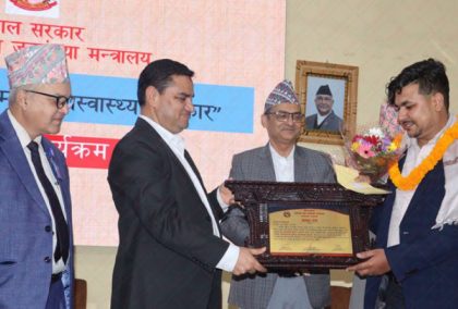 अनलाईन खवरका स्वास्थ्य पत्रकार चौलागाई सहित सातजनालाई ‘स्वास्थ्य मन्त्री ब्लुम्बर्ग जनस्वास्थ्य पुरस्कार’