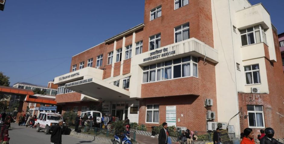 बेड नपाएर त्रिवि शिक्षण अस्पतालको आकस्मिक कक्ष बाहिर बिरामीको मृत्यु