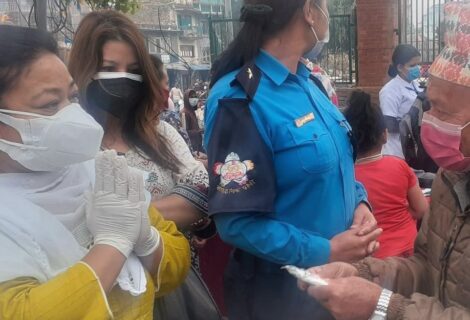 कांग्रेस नेता स्व. जोशीकी धर्मपत्नीले घरघर पुगेर बाढिन् सेनीटाइजर र १५ सय मास्क