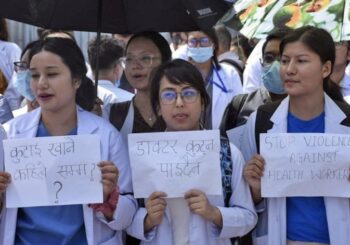 चिकित्सकमाथि कुटपिटको विरोधमा काठमाडौंमा चिकित्सकको विरोध प्रदर्शन
