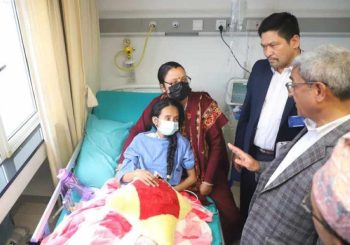 गोली लागेर घाइते भई उपचार गराईरहेकी कोटेश्वर क्याम्पसकी छात्रा रेविकालाई भेटे गृहमन्त्रीले