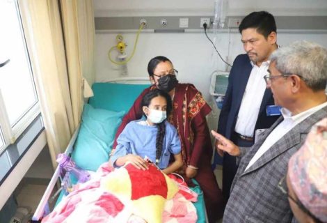 गोली लागेर घाइते भई उपचार गराईरहेकी कोटेश्वर क्याम्पसकी छात्रा रेविकालाई भेटे गृहमन्त्रीले