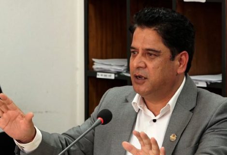 सुर्ती उद्योगीको प्रभावमा परेर उद्योग मन्त्री भण्डारीको जनस्वास्थ्य विरोधी कदम