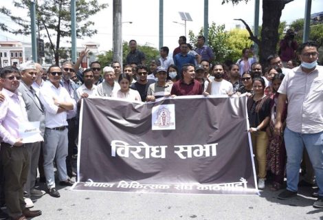 मंगलबार पनि आकस्मिक बाहेकको उपचार ठप्प, चिकित्सक सडकमा
