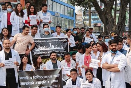 निजी मेडिकल कलेजहरुले आवासीय चिकित्सकको निर्वाह भत्ता  रोक्ने