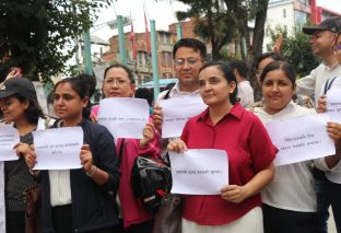 चिकित्सकमाथि भएको आक्रमणको विरोधमा चिकित्सकहरुद्वारा माइतिघरमा विरोध प्रदर्शन