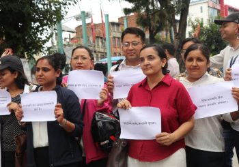 चिकित्सकमाथि भएको आक्रमणको विरोधमा चिकित्सकहरुद्वारा माइतिघरमा विरोध प्रदर्शन