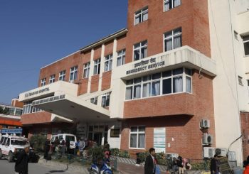 बेड नपाएर त्रिवि शिक्षण अस्पतालको आकस्मिक कक्ष बाहिर बिरामीको मृत्यु